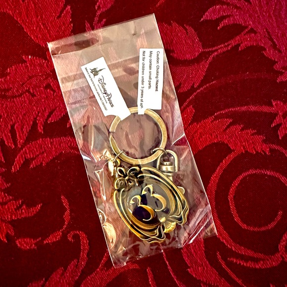 NWT!! Halloween Limited Edition Disney’s Club 33 2023 Keychain - Picture 1 of 5